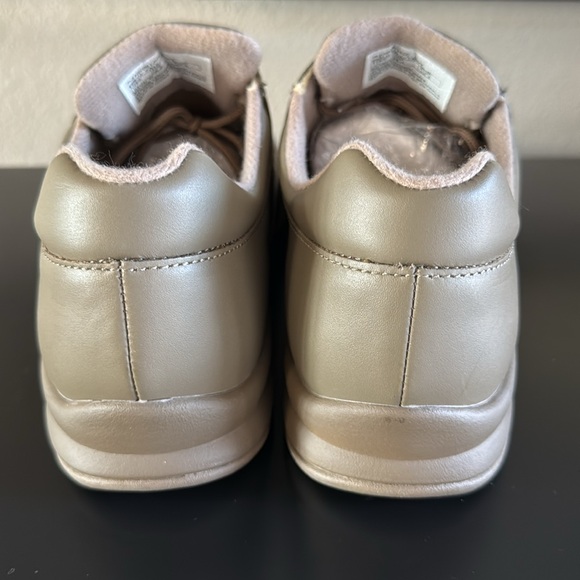 P.W. Minor Women's Pleasure Lace-Up Flat - Picture 5 of 10